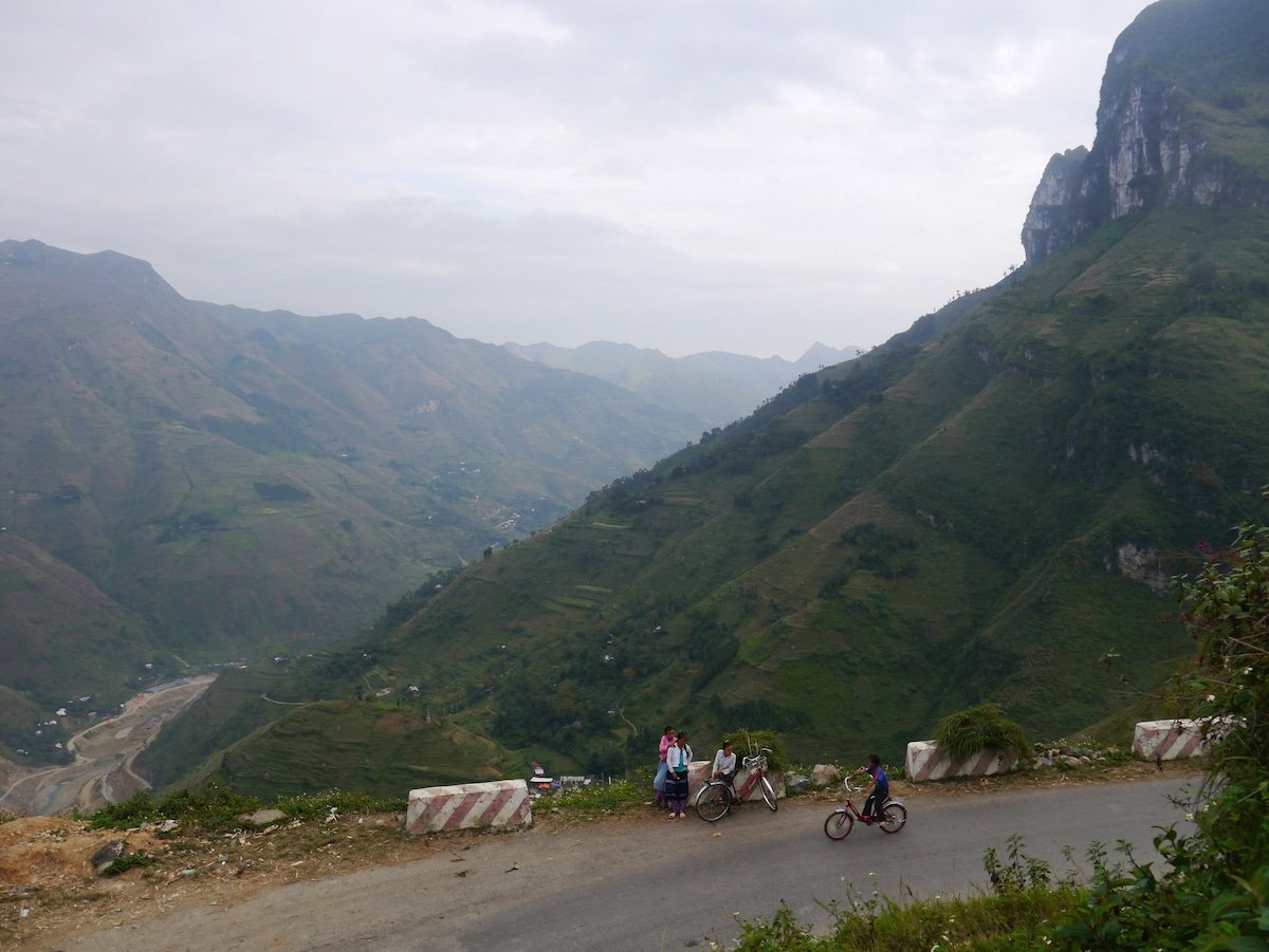 kids-in-mountains vietnam